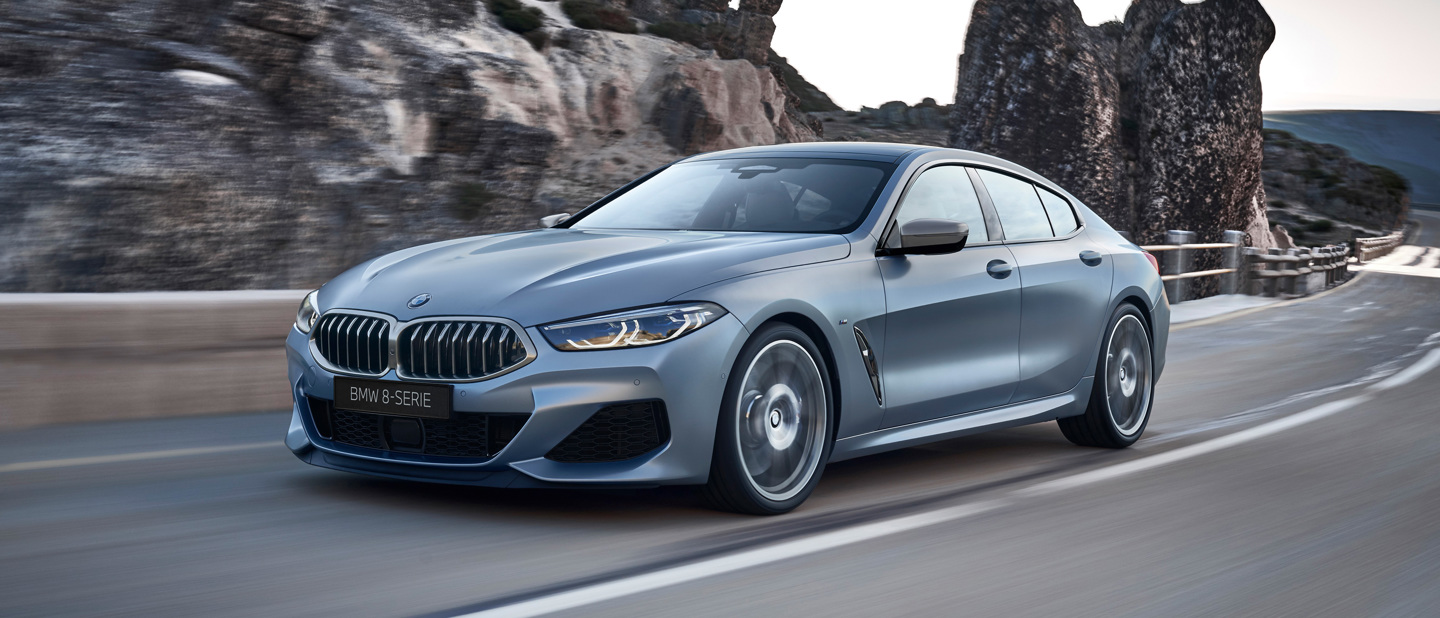 Kørende grå BMW 8-serie Gran Coupe 