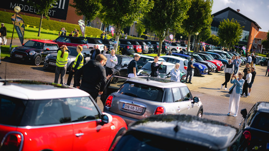 Fyldt parkeringsplads med MINI'er.
