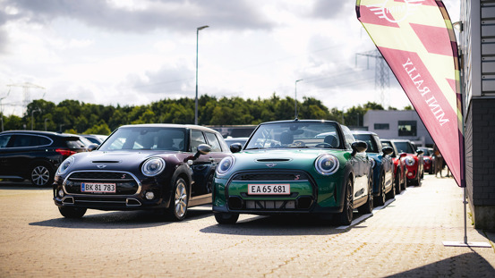 Forskellige MINI-modeller i diverse farver parkeret.