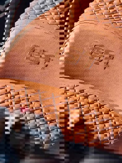 Et nærbillede af et cognac-farver lædersæde på en BMW Motorrad GT.