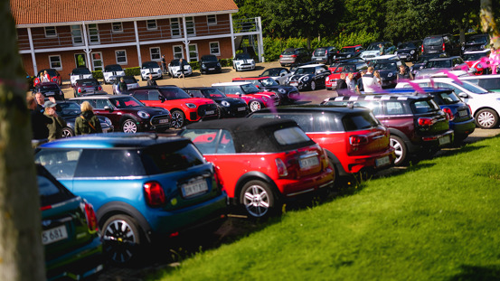 Parkeringsplads fyldt med MINI'er.