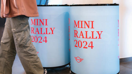 Drikkevarekølere med påskriften MINI RALLY 2024.