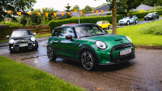 En række forskellige MINI'er kører i kortege.