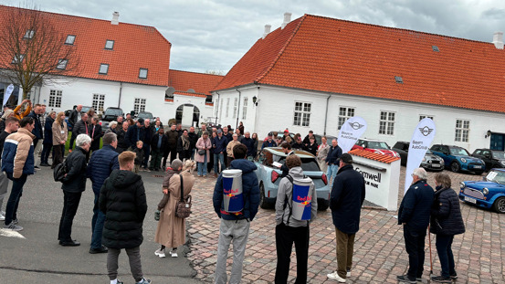 Folk samles omkring parkerede Mini Coopers foran Comwell Hotel Bygholm Park i Horsens til MINI Spring drive.
