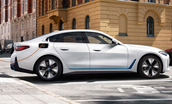 Fuldt elektrisk BMW-køreglæde i en elbil