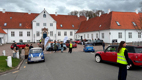 Folk samles omkring parkerede Mini Coopers foran Comwell Hotel Bygholm Park i Horsens til MINI Spring drive.
