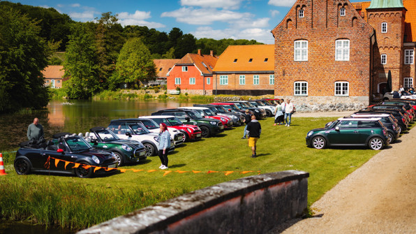 MINI'er der er parkeret ved Tirsbæk gods