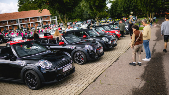 Nyere MINI-modeller parkeret.