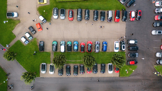 Luftfoto af en fyldt parkeringsplads.