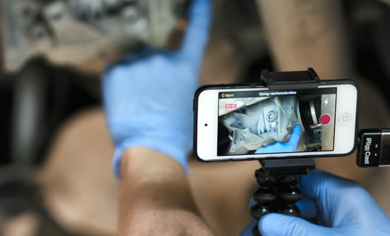Bayern AutoGroup-mekaniker filmer reparationer til servicevideo