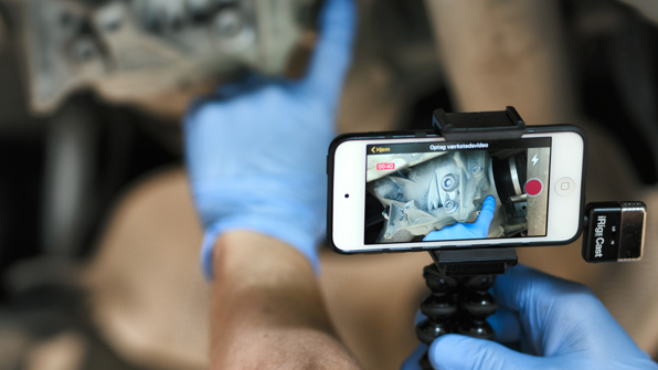 Bayern AutoGroup-mekaniker filmer reparationer til servicevideo  