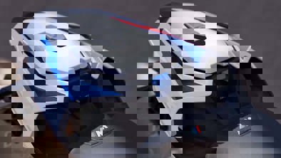 Et nærbillede af en motorcykel del i hvid, blå og rød.