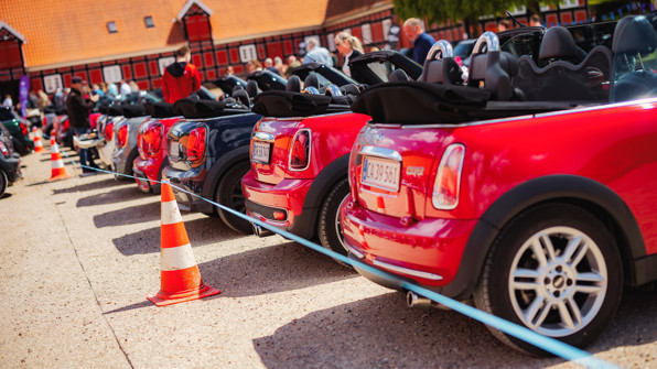 MINI Cabrio'er der er parkeret til MINI RALLY 2025 