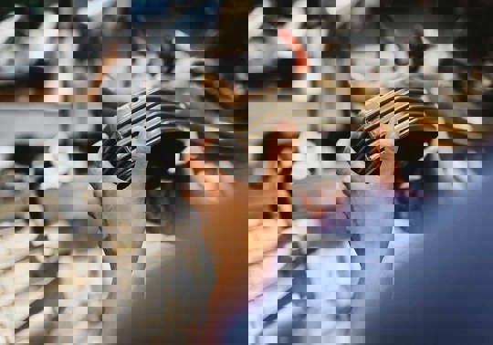 En person holder en reservedel.