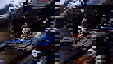 Et nærbillede af bremsen på en motorcykel.