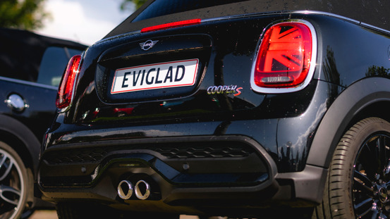 Bagenden af en MINI med nummerpladen "EVIGLAD".