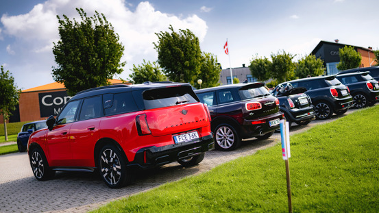 En række af MINI'erne i forskellig model og farve.