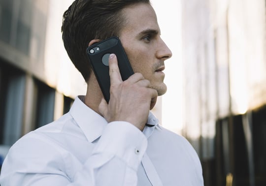 Bayern AutoGroup anmeld din skade - mand der står med en telefon