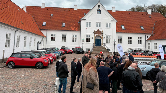 Folk samles omkring parkerede Mini Coopers foran Comwell Hotel Bygholm Park i Horsens til MINI Spring drive.
