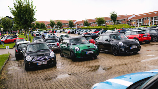 Fyldt parkeringsplads med MINI'er.