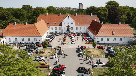 MINI'er i forskellige farver og modeller parkeret ved gods ifm. MINI Rally.