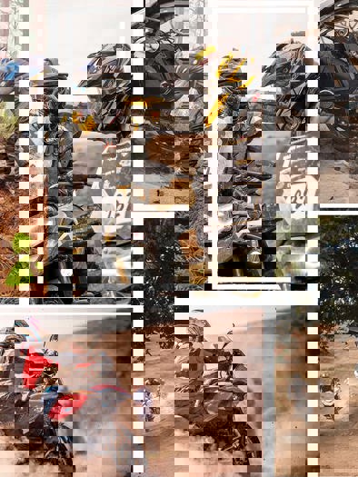 En collage af motorcykler, der kører off-road, med ryttere, der hvirvler jord og støv op, mens de drøner gennem det ujævne terræn.