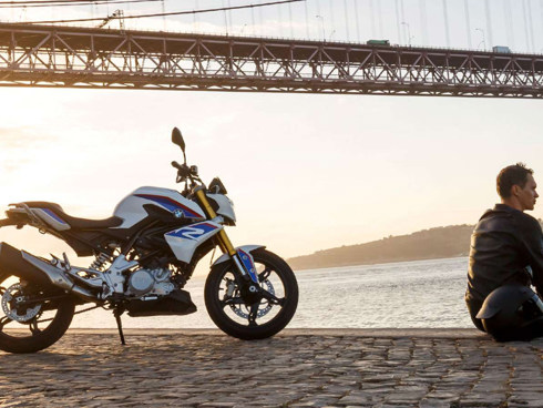 BMW G 310 R motorcykel der står ved vandkanten under en bro