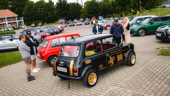 Mennesker kigger på ældre MINI-modeller.