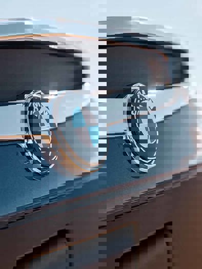 Et nærbillede af BMW logoet.