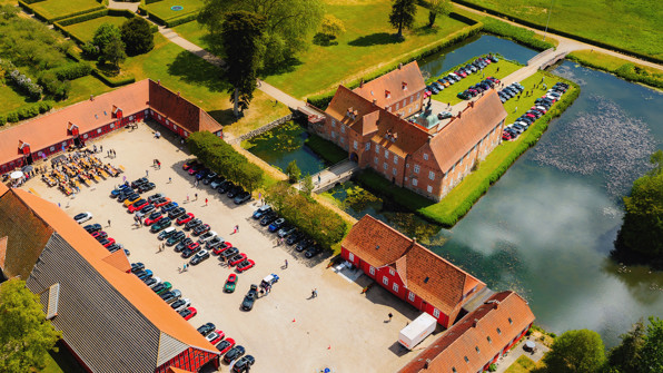 MINI'er der er parkeret ved Tirsbæk gods