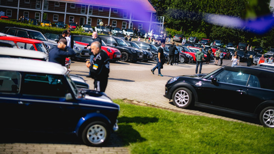 Fyldt parkeringsplads med MINI'er.