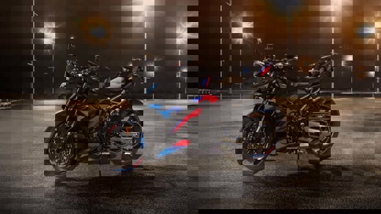 Motorcykel holder på oplyst parkeringsplads