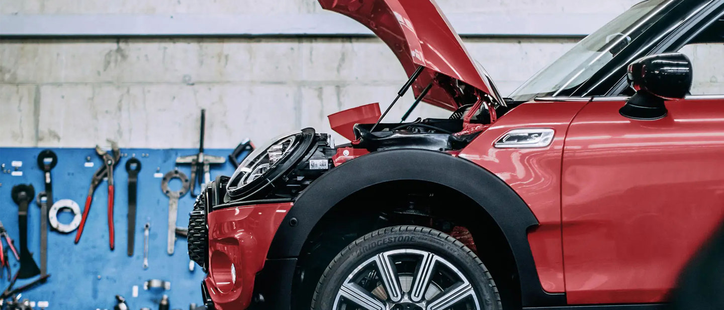 MINI bil på værksted hos Bayern AutoGroup