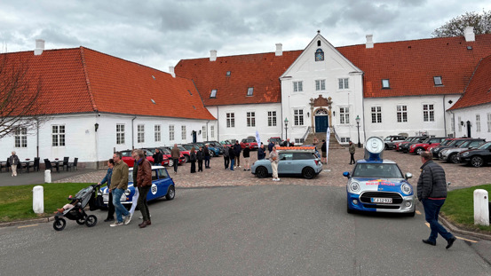 Folk samles omkring parkerede Mini Coopers foran Comwell Hotel Bygholm Park i Horsens til MINI Spring drive.