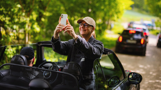 Kvinde der tager en selfie til MINI RALLY 2025