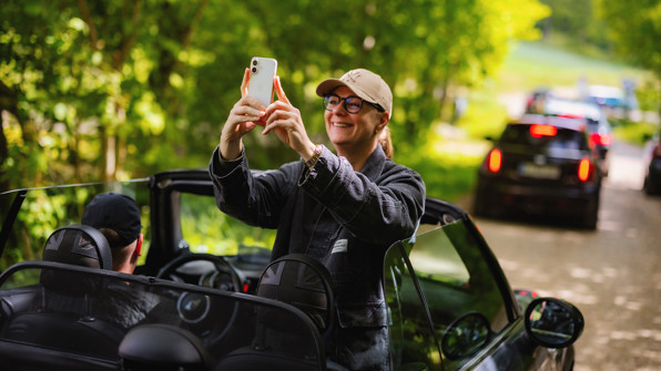Kvinde der tager en selfie til MINI RALLY 2025