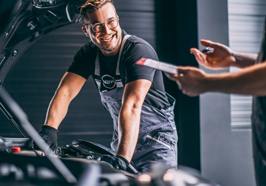 Smilende MINI-mekaniker