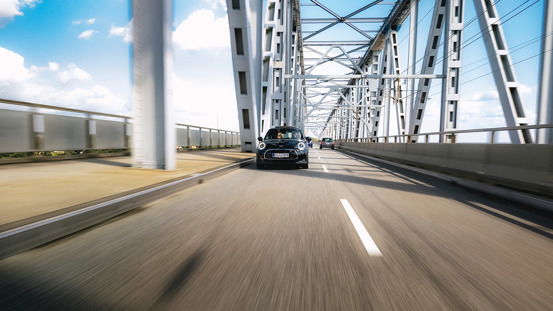 MINI kørende på den gamle Lillebæltsbro.