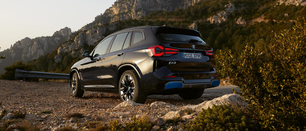 BMW iX3 Concept parkeret i bjergområde