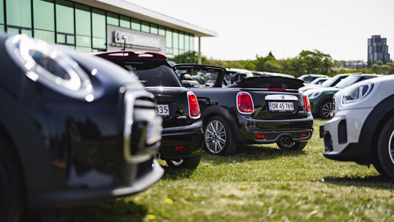 MINI'er i forskellige farver og modeller parkeret ved forhandler ifm. MINI Rally.