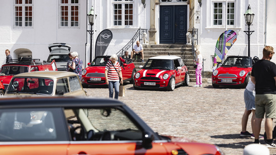 MINI'er i forskellige farver og modeller parkeret ved slot/gods ifm. MINI Rally.
