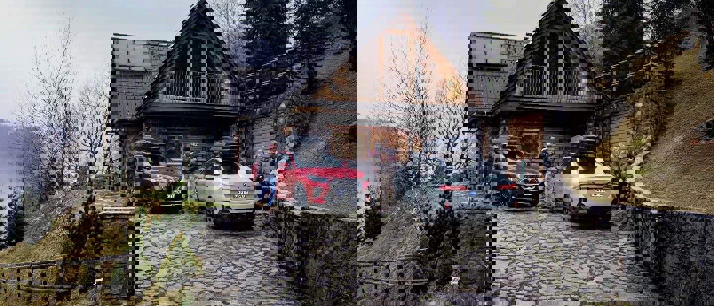 To BMW'er der er kørtpå skiferie i bjergene