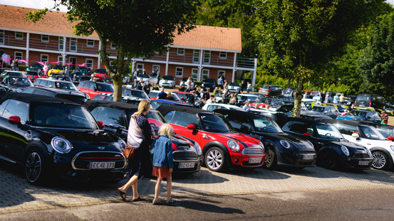 Fyldt parkeringsplads med MINI'er.