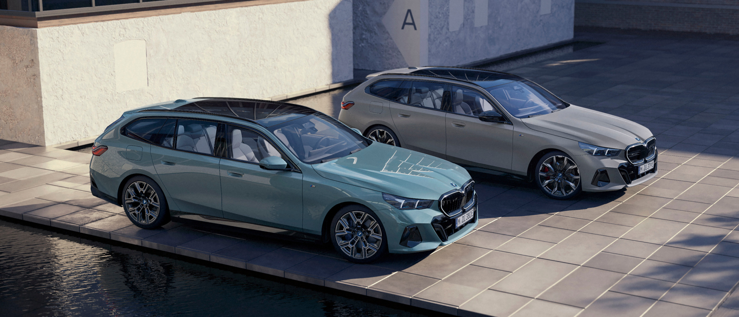 To stationcars fra BMW holder parkeret