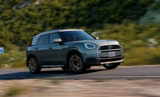 Du kan naturligvis også vælge MINI Countryman i benzin-udgave