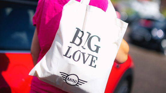 Hvid mulepose med påskriften BIG LOVE og et MINI-logo.