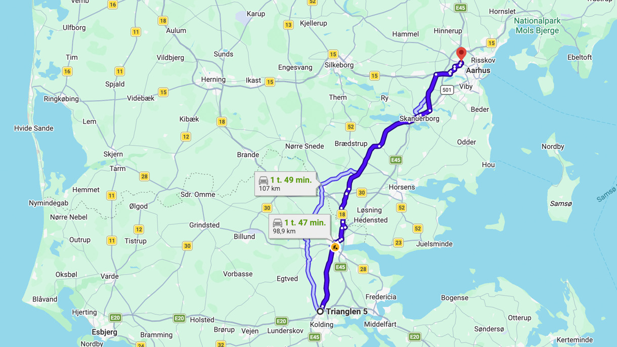 Kortet viser to kørselsruter fra Kolding til Aarhus, Danmark, med anslåede rejsetider på 1 time og 47 minutter og 1 time og 49 minutter.