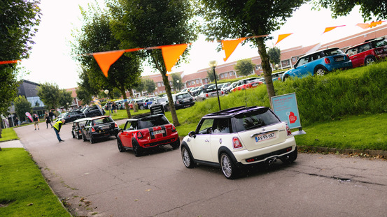 En række MINI'er kører i kortege.