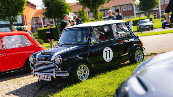 Ældre sort MINI parkeret.