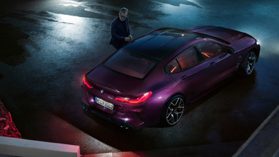 Mand på vej mod sin M8 Gran Coupe 